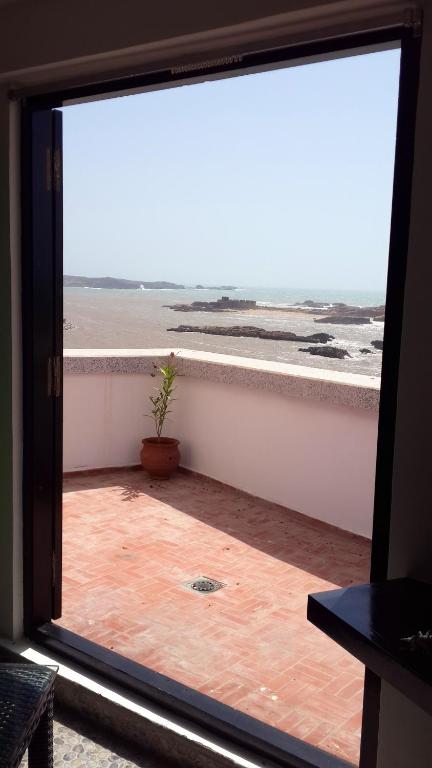 Apartment with one bedroom in Essaouira with wonderful sea view terrace and WiFi - image 2
